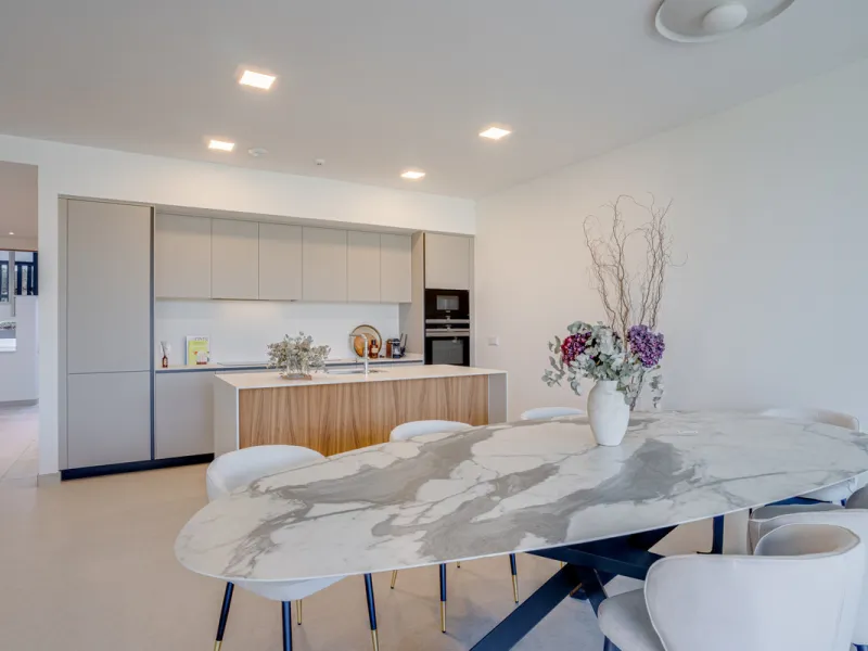Stunning south-facing ground-floor apartment located in the exclusive Marbella Sunset residential complex in Cabopino. This contemporary home combines modern design with comfort and elegance, featuring a spacious private terrace ideal for relaxing or enjo