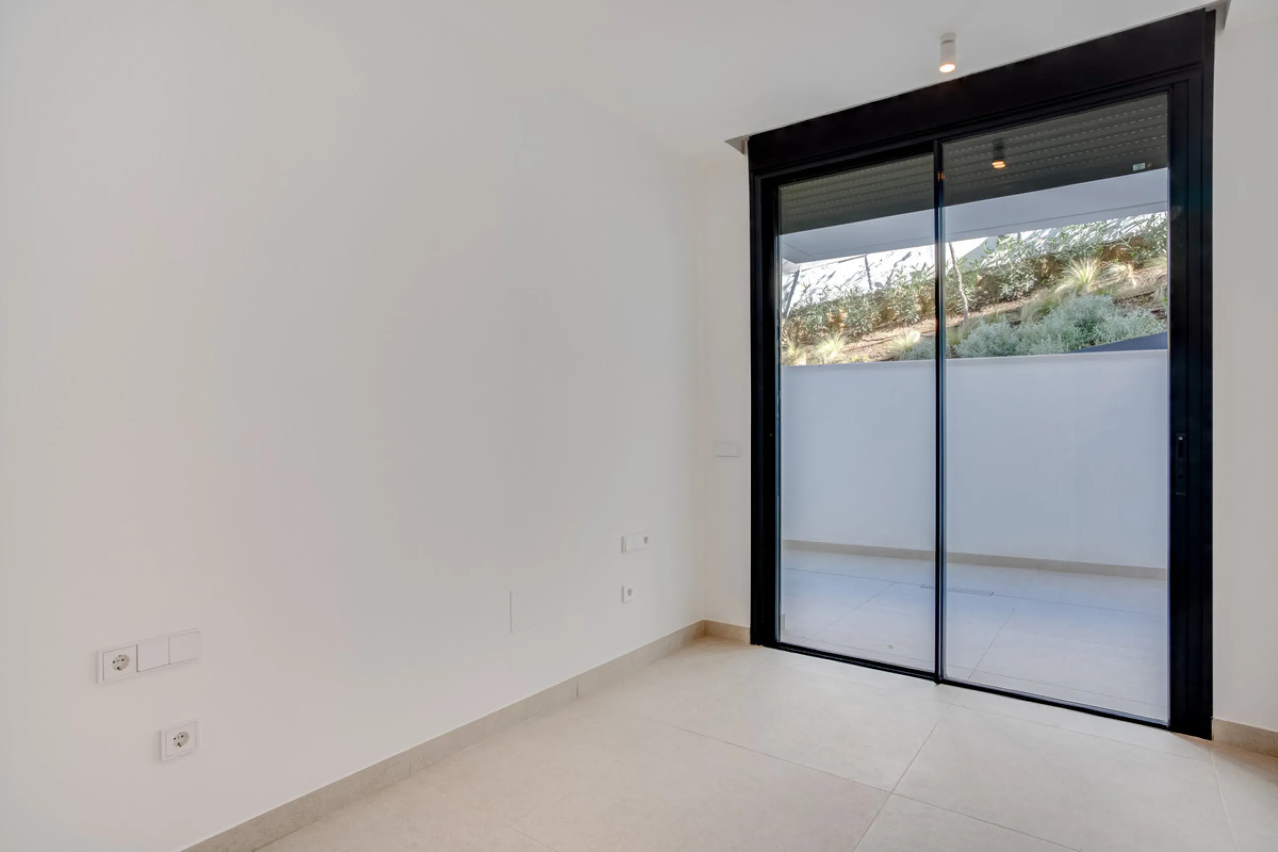Stunning south-facing ground-floor apartment located in the exclusive Marbella Sunset residential complex in Cabopino. This contemporary home combines modern design with comfort and elegance, featuring a spacious private terrace ideal for relaxing or enjo