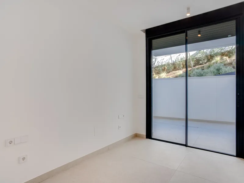 Stunning south-facing ground-floor apartment located in the exclusive Marbella Sunset residential complex in Cabopino. This contemporary home combines modern design with comfort and elegance, featuring a spacious private terrace ideal for relaxing or enjo