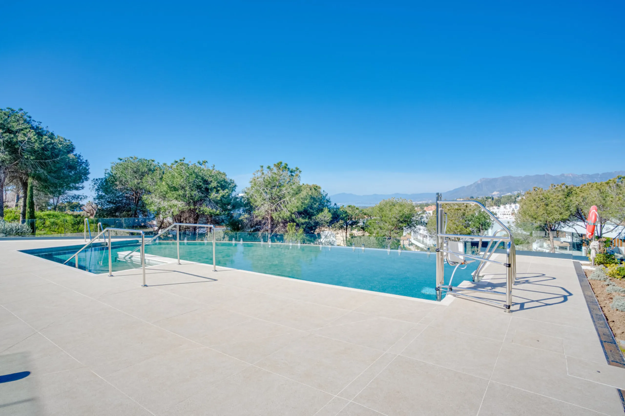 Stunning south-facing ground-floor apartment located in the exclusive Marbella Sunset residential complex in Cabopino. This contemporary home combines modern design with comfort and elegance, featuring a spacious private terrace ideal for relaxing or enjo