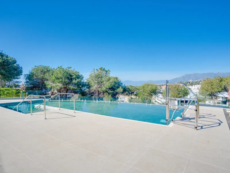 Stunning south-facing ground-floor apartment located in the exclusive Marbella Sunset residential complex in Cabopino. This contemporary home combines modern design with comfort and elegance, featuring a spacious private terrace ideal for relaxing or enjo