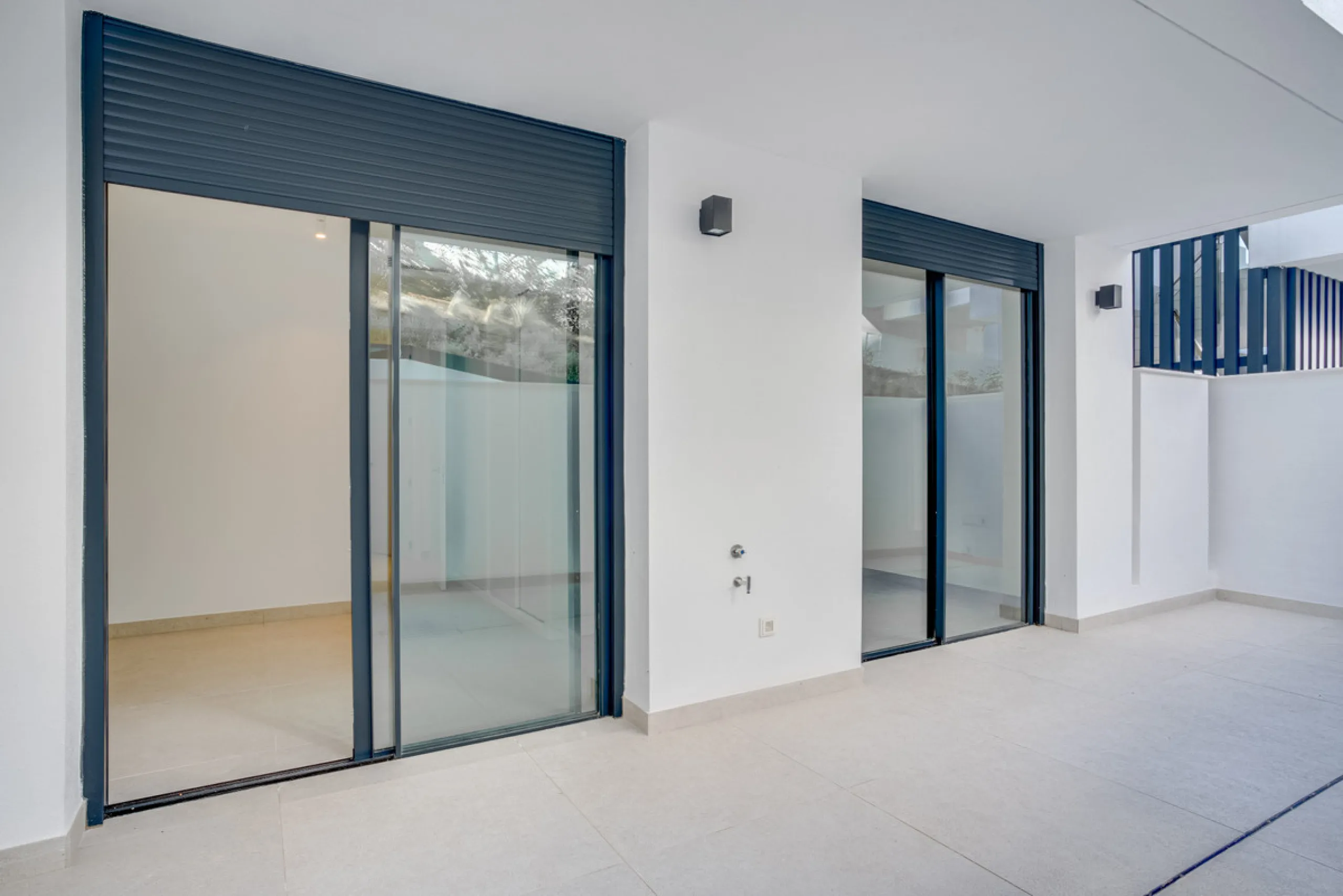 Stunning south-facing ground-floor apartment located in the exclusive Marbella Sunset residential complex in Cabopino. This contemporary home combines modern design with comfort and elegance, featuring a spacious private terrace ideal for relaxing or enjo