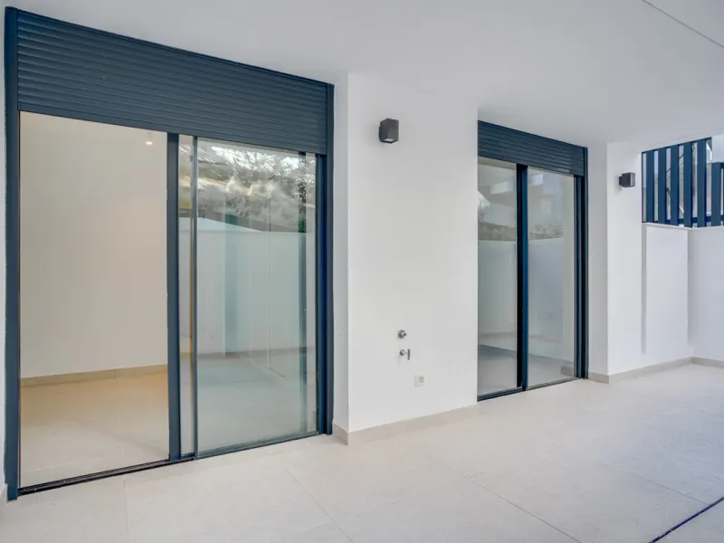 Stunning south-facing ground-floor apartment located in the exclusive Marbella Sunset residential complex in Cabopino. This contemporary home combines modern design with comfort and elegance, featuring a spacious private terrace ideal for relaxing or enjo