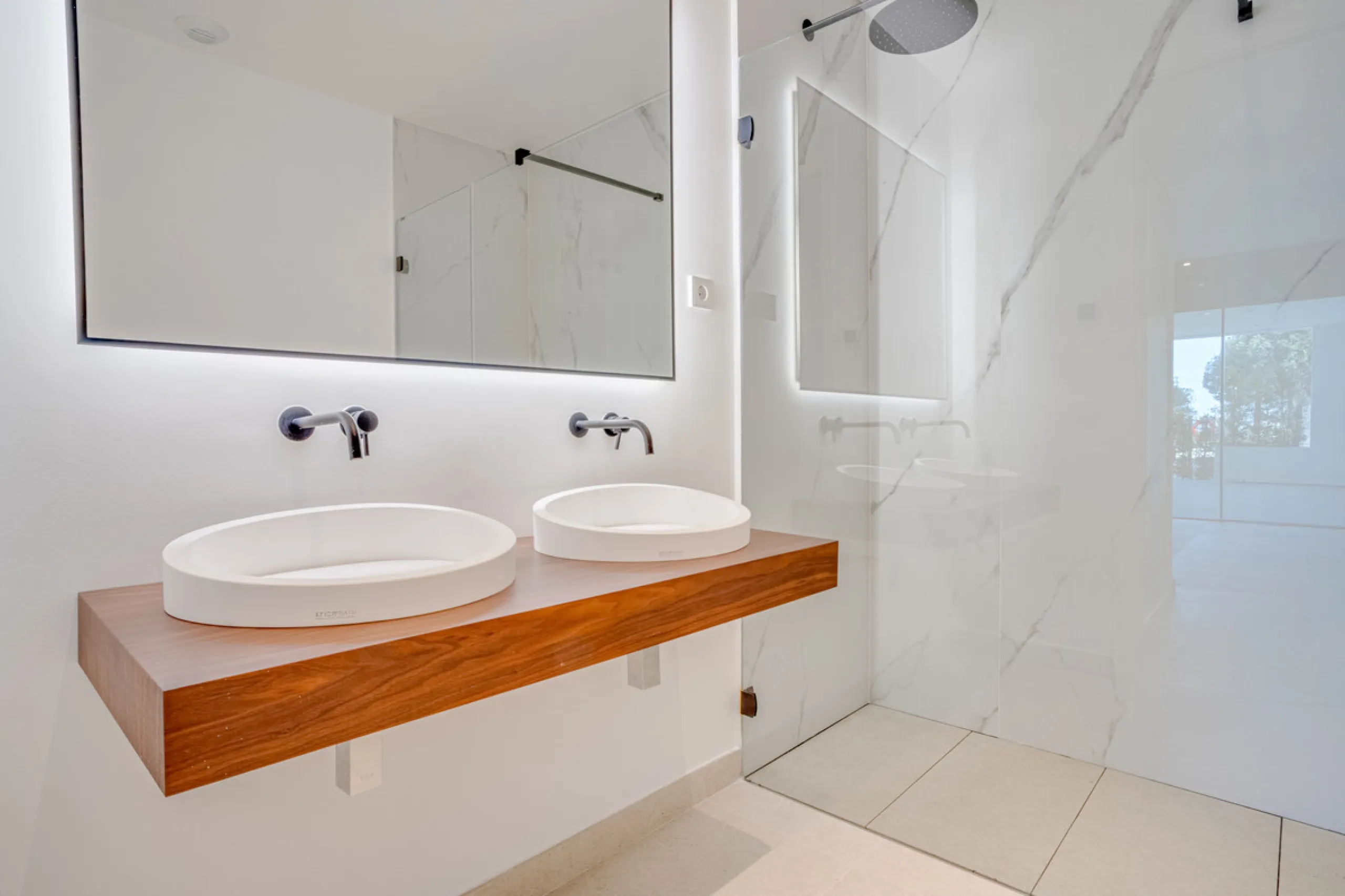 Stunning south-facing ground-floor apartment located in the exclusive Marbella Sunset residential complex in Cabopino. This contemporary home combines modern design with comfort and elegance, featuring a spacious private terrace ideal for relaxing or enjo