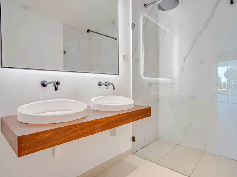 Stunning south-facing ground-floor apartment located in the exclusive Marbella Sunset residential complex in Cabopino. This contemporary home combines modern design with comfort and elegance, featuring a spacious private terrace ideal for relaxing or enjo