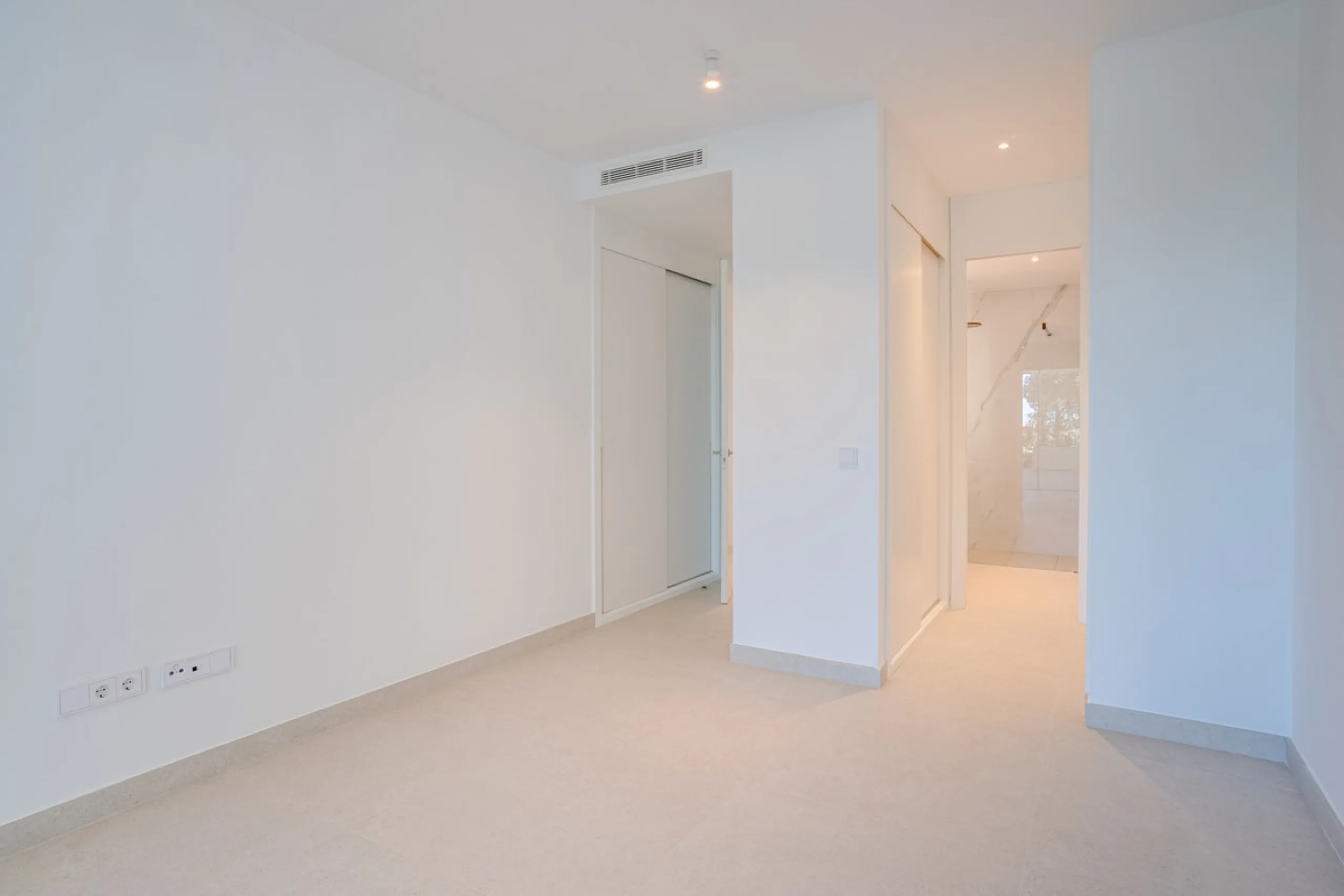 Stunning south-facing ground-floor apartment located in the exclusive Marbella Sunset residential complex in Cabopino. This contemporary home combines modern design with comfort and elegance, featuring a spacious private terrace ideal for relaxing or enjo