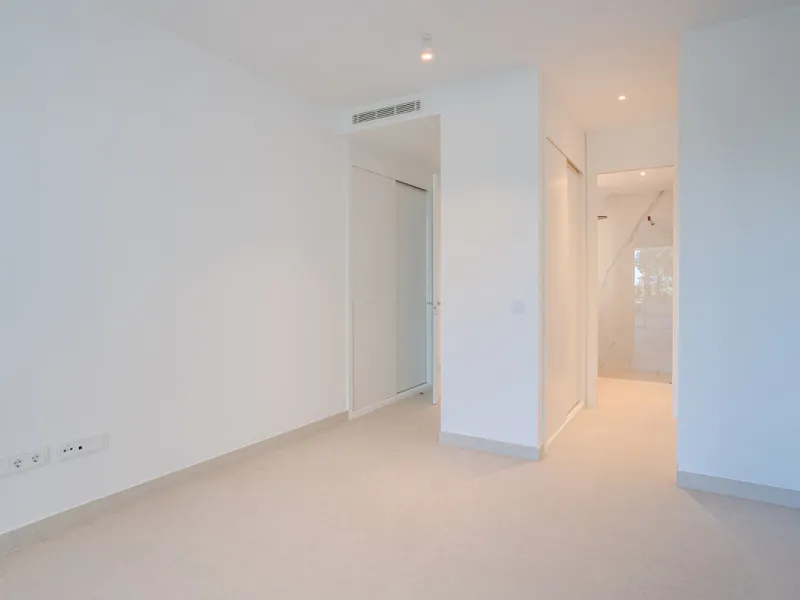 Stunning south-facing ground-floor apartment located in the exclusive Marbella Sunset residential complex in Cabopino. This contemporary home combines modern design with comfort and elegance, featuring a spacious private terrace ideal for relaxing or enjo