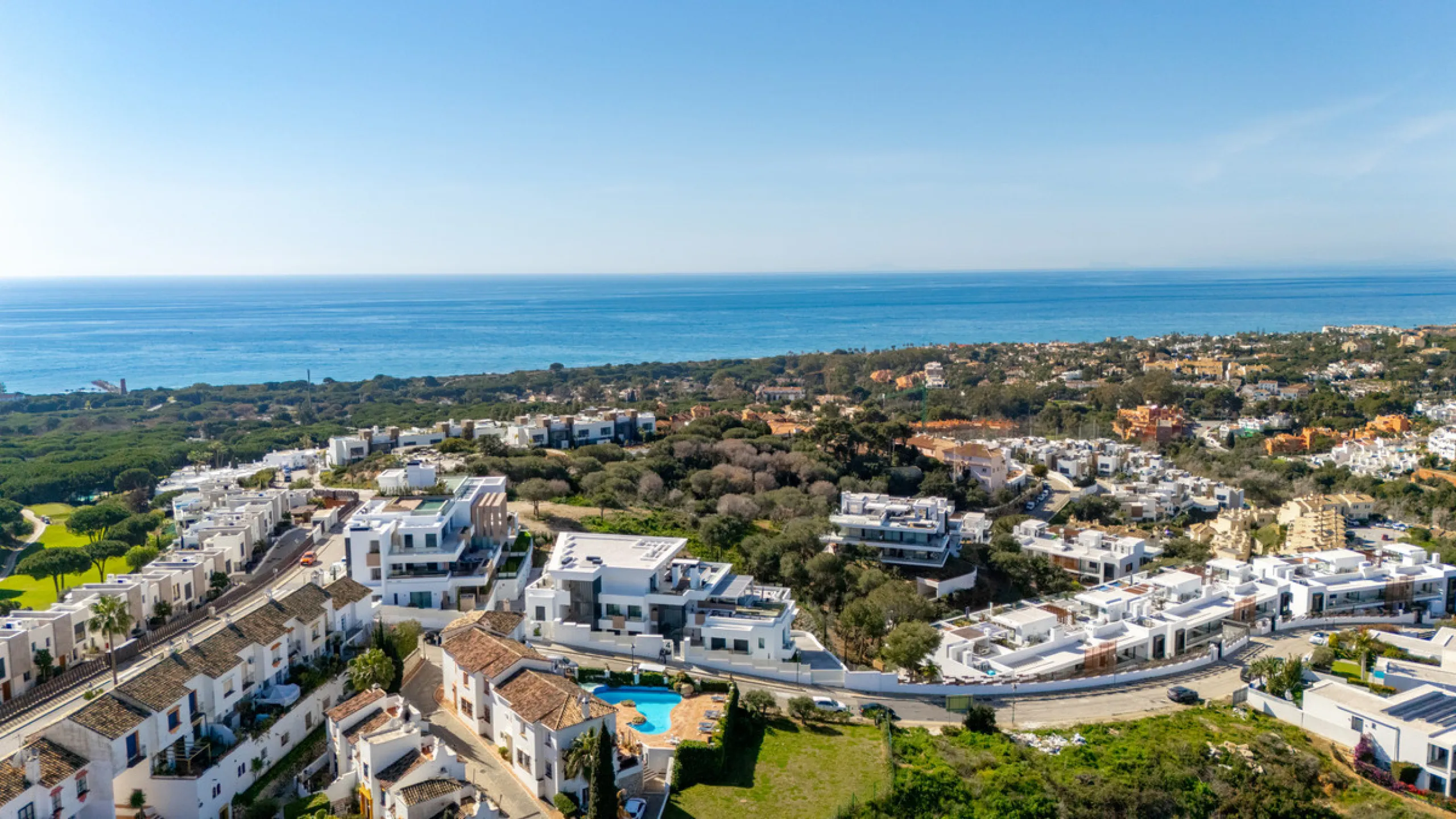 Stunning south-facing ground-floor apartment located in the exclusive Marbella Sunset residential complex in Cabopino. This contemporary home combines modern design with comfort and elegance, featuring a spacious private terrace ideal for relaxing or enjo