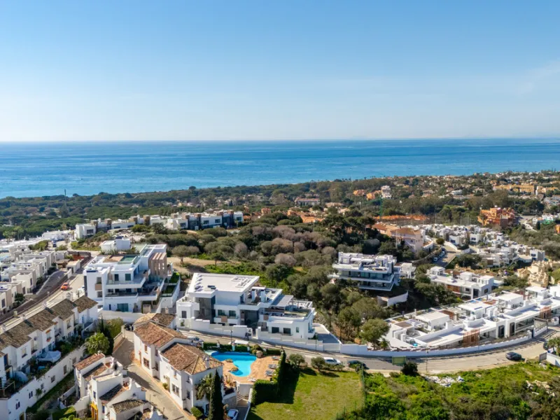 Stunning south-facing ground-floor apartment located in the exclusive Marbella Sunset residential complex in Cabopino. This contemporary home combines modern design with comfort and elegance, featuring a spacious private terrace ideal for relaxing or enjo