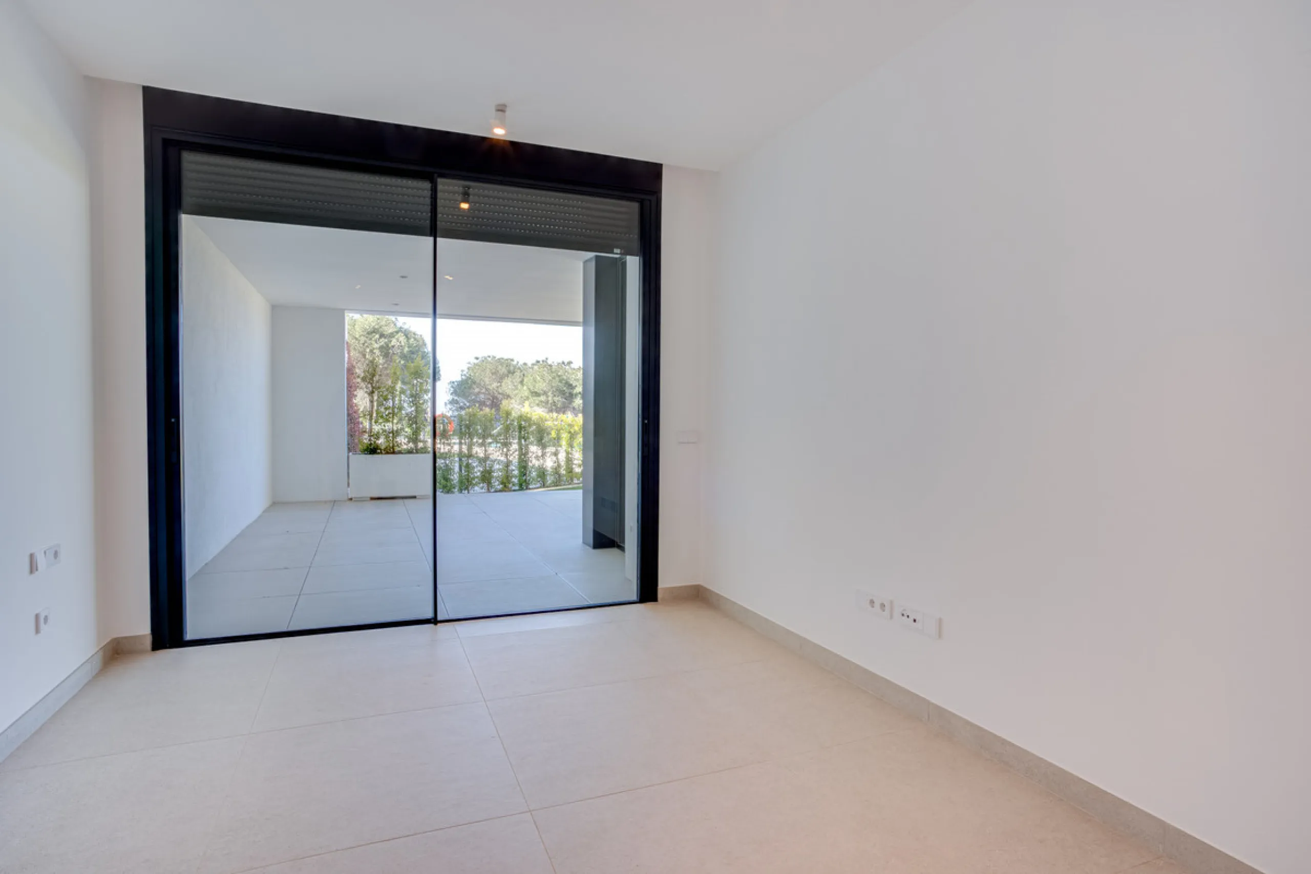Stunning south-facing ground-floor apartment located in the exclusive Marbella Sunset residential complex in Cabopino. This contemporary home combines modern design with comfort and elegance, featuring a spacious private terrace ideal for relaxing or enjo