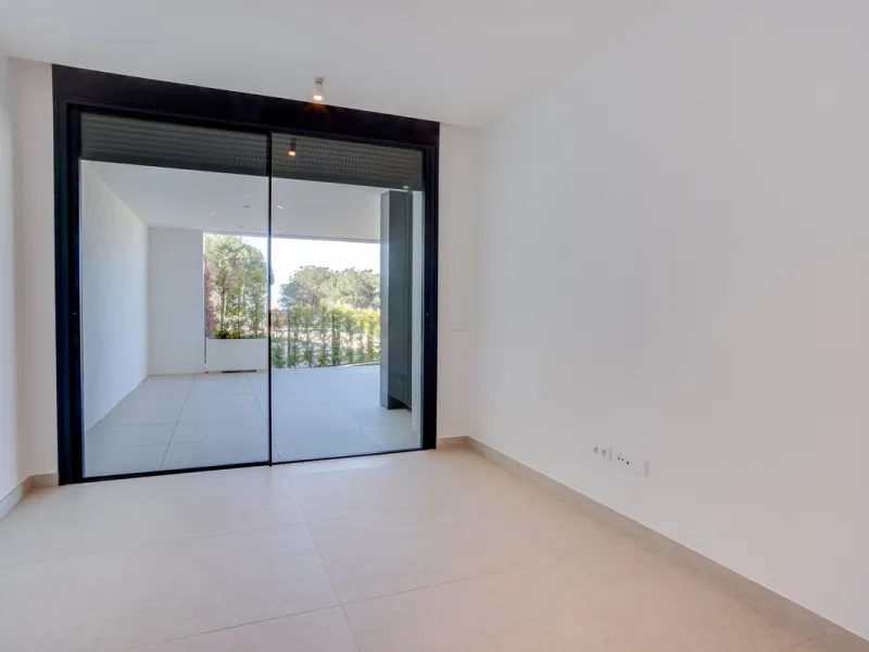 Stunning south-facing ground-floor apartment located in the exclusive Marbella Sunset residential complex in Cabopino. This contemporary home combines modern design with comfort and elegance, featuring a spacious private terrace ideal for relaxing or enjo