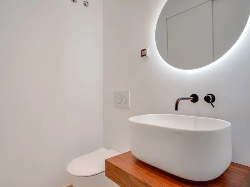 Stunning south-facing ground-floor apartment located in the exclusive Marbella Sunset residential complex in Cabopino. This contemporary home combines modern design with comfort and elegance, featuring a spacious private terrace ideal for relaxing or enjo