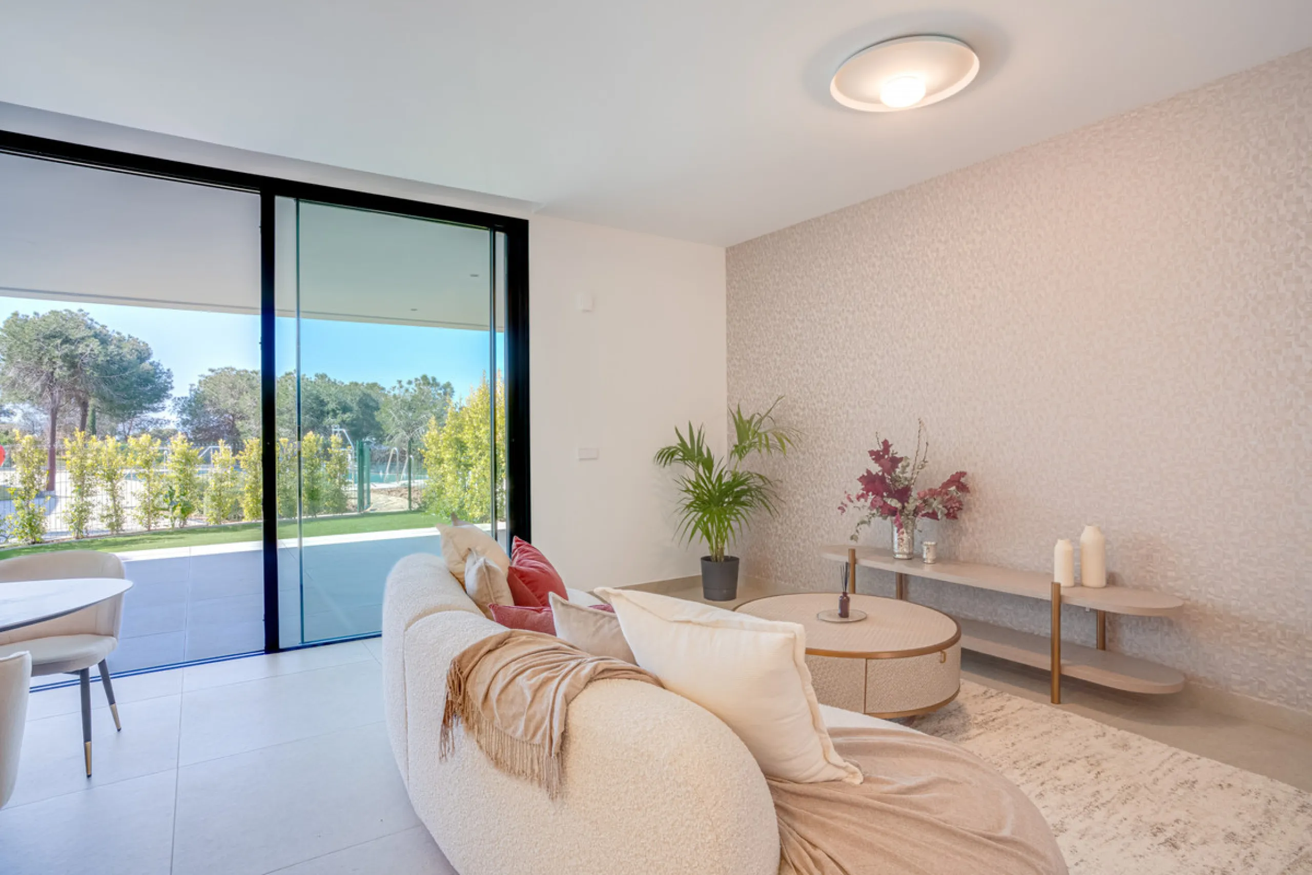 Stunning south-facing ground-floor apartment located in the exclusive Marbella Sunset residential complex in Cabopino. This contemporary home combines modern design with comfort and elegance, featuring a spacious private terrace ideal for relaxing or enjo