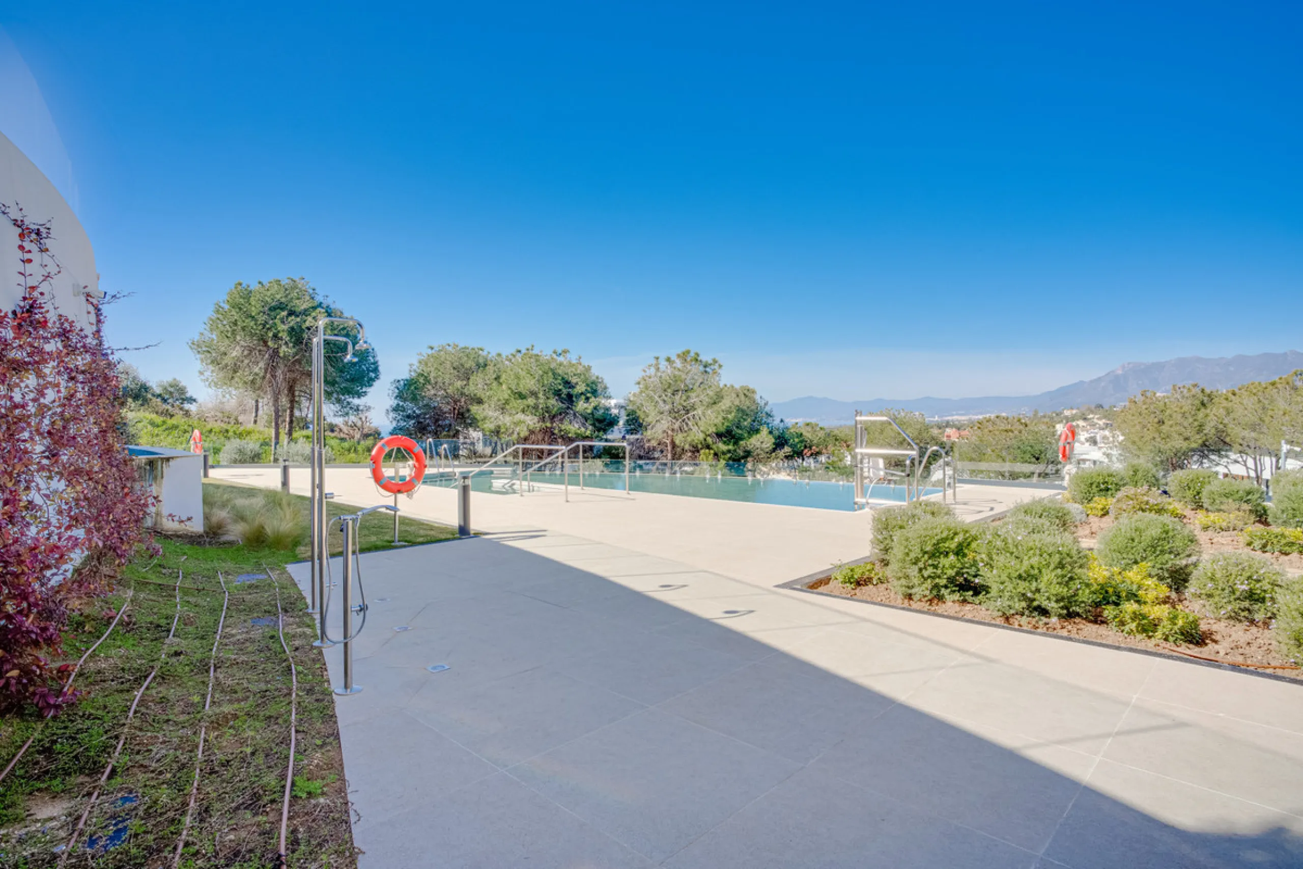 Stunning south-facing ground-floor apartment located in the exclusive Marbella Sunset residential complex in Cabopino. This contemporary home combines modern design with comfort and elegance, featuring a spacious private terrace ideal for relaxing or enjo