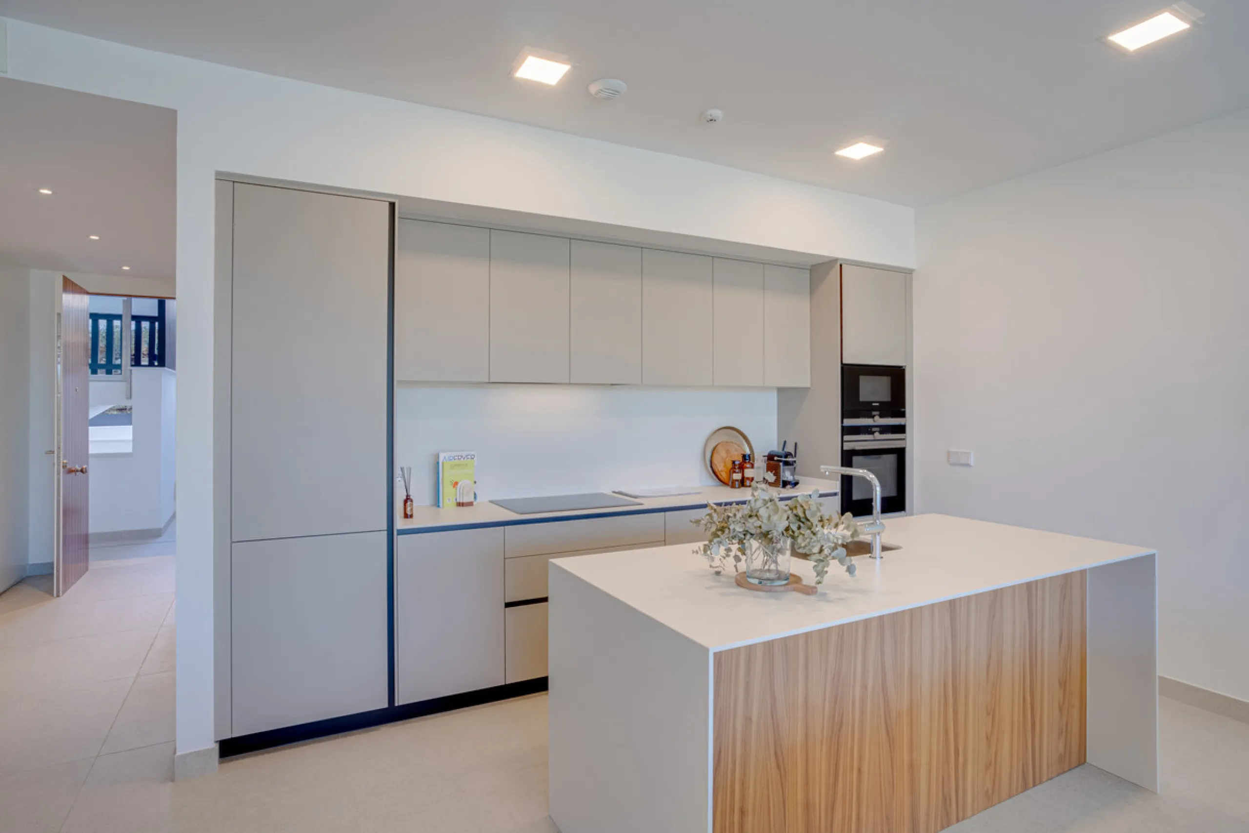 Stunning south-facing ground-floor apartment located in the exclusive Marbella Sunset residential complex in Cabopino. This contemporary home combines modern design with comfort and elegance, featuring a spacious private terrace ideal for relaxing or enjo