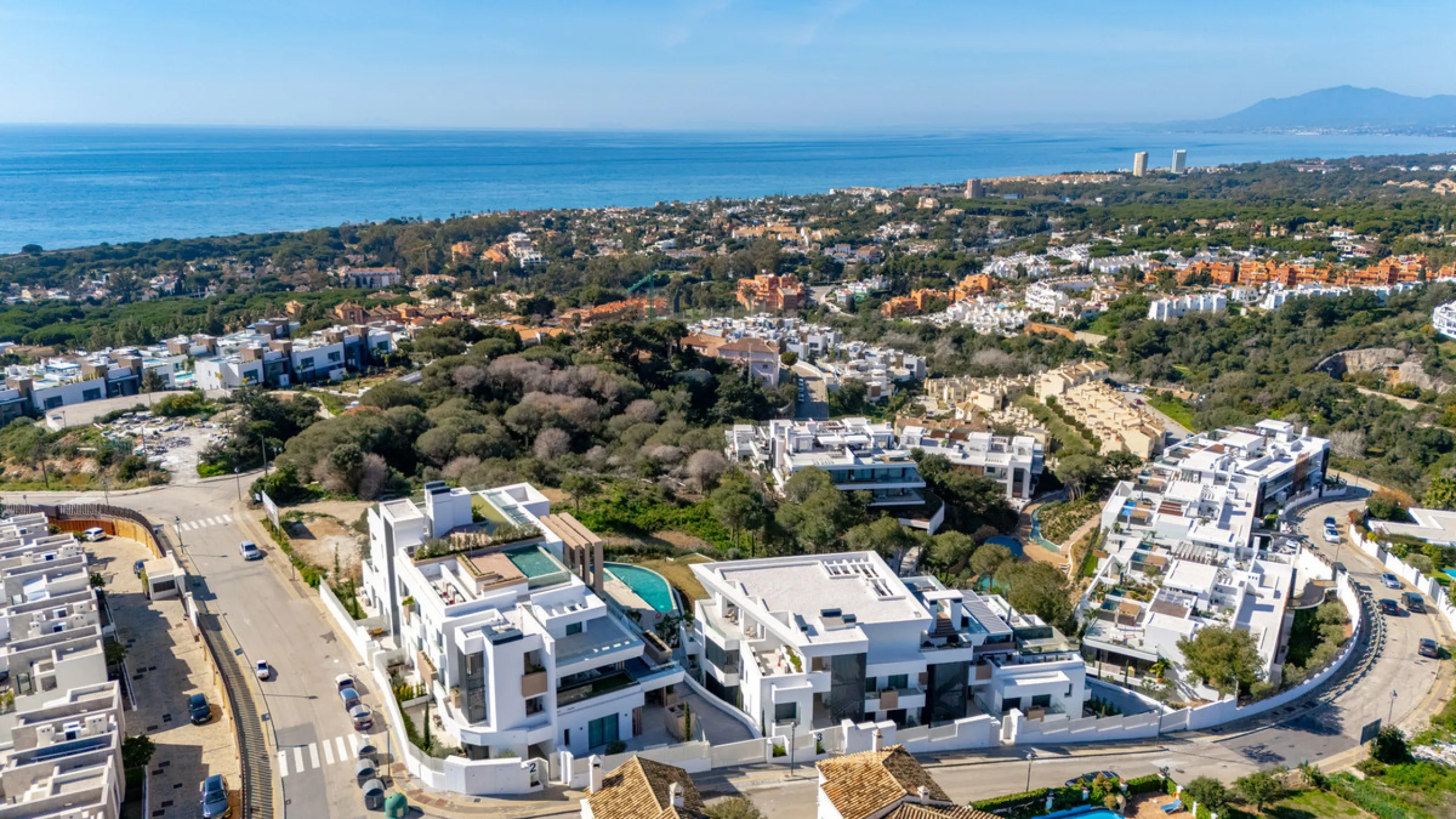 Stunning south-facing ground-floor apartment located in the exclusive Marbella Sunset residential complex in Cabopino. This contemporary home combines modern design with comfort and elegance, featuring a spacious private terrace ideal for relaxing or enjo