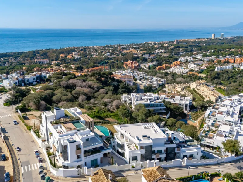 Stunning south-facing ground-floor apartment located in the exclusive Marbella Sunset residential complex in Cabopino. This contemporary home combines modern design with comfort and elegance, featuring a spacious private terrace ideal for relaxing or enjo