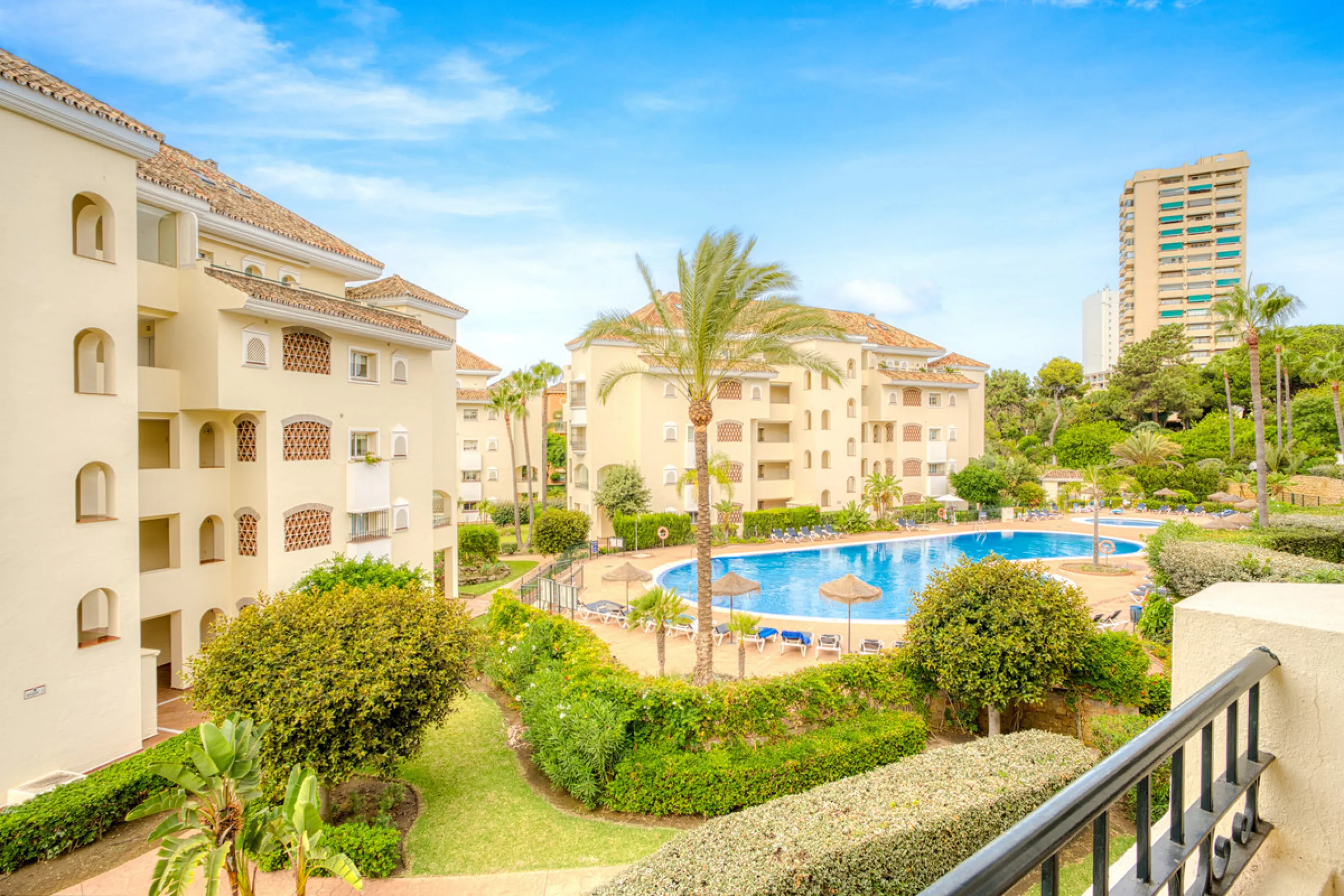 Beautiful south-facing, two-bedroom apartment located in the prestigious Hacienda Playa, Elviria. Designed for comfortable coastal living and filled with natural light, the property features two large bedrooms, two bathrooms and a fully equipped kitchen, 