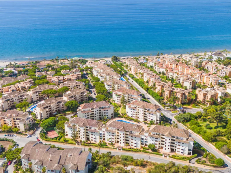 Beautiful south-facing, two-bedroom apartment located in the prestigious Hacienda Playa, Elviria. Designed for comfortable coastal living and filled with natural light, the property features two large bedrooms, two bathrooms and a fully equipped kitchen, 
