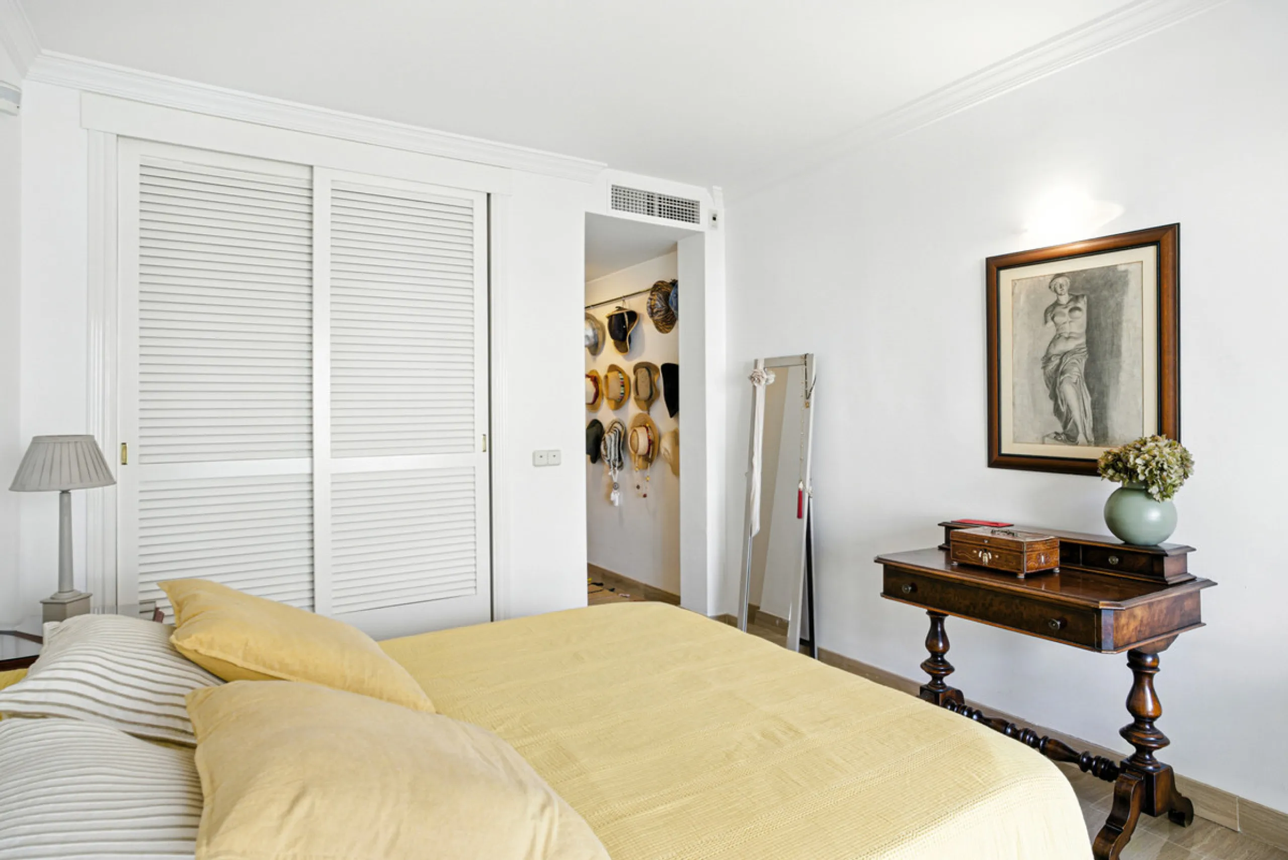 Beautiful south-facing, two-bedroom apartment located in the prestigious Hacienda Playa, Elviria. Designed for comfortable coastal living and filled with natural light, the property features two large bedrooms, two bathrooms and a fully equipped kitchen, 