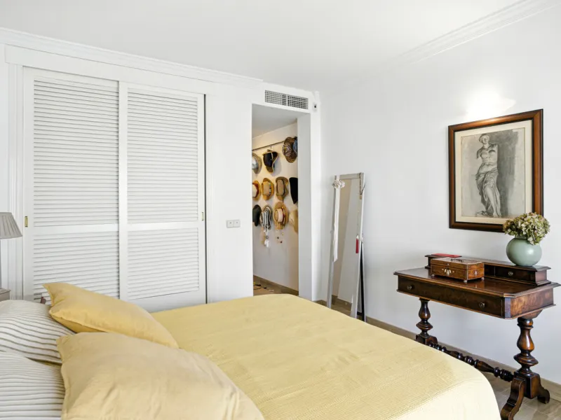 Beautiful south-facing, two-bedroom apartment located in the prestigious Hacienda Playa, Elviria. Designed for comfortable coastal living and filled with natural light, the property features two large bedrooms, two bathrooms and a fully equipped kitchen, 