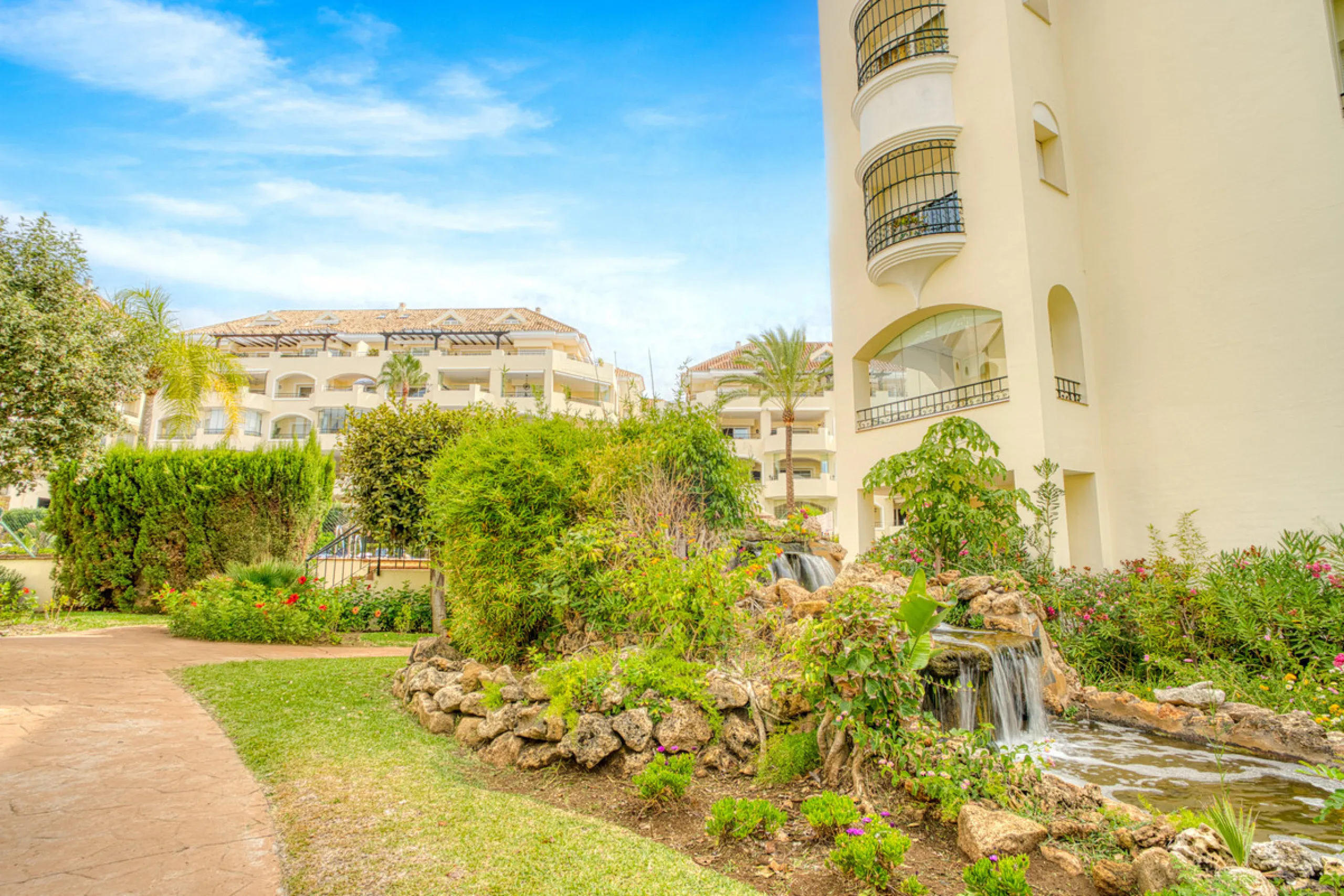 Beautiful south-facing, two-bedroom apartment located in the prestigious Hacienda Playa, Elviria. Designed for comfortable coastal living and filled with natural light, the property features two large bedrooms, two bathrooms and a fully equipped kitchen, 