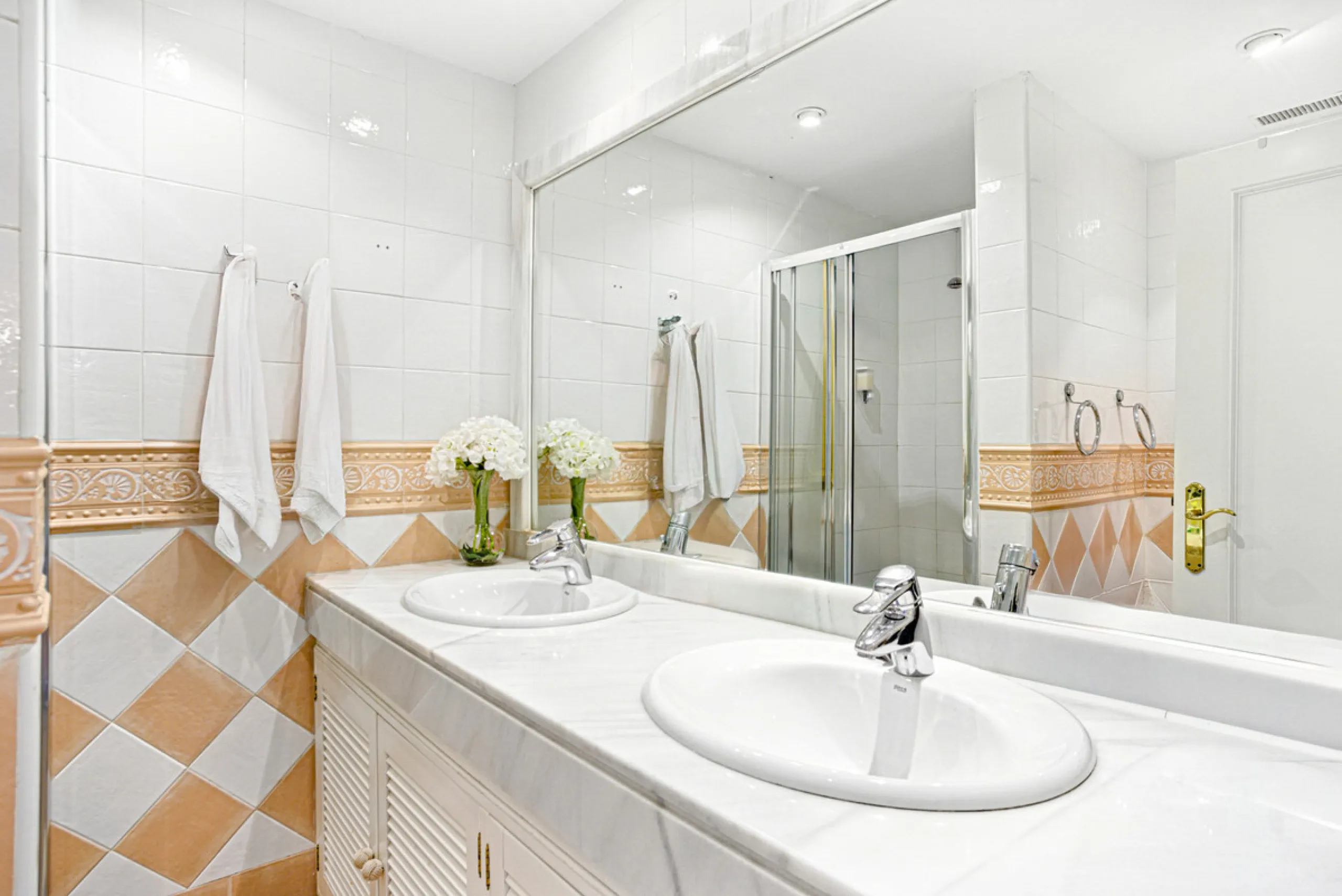 Beautiful south-facing, two-bedroom apartment located in the prestigious Hacienda Playa, Elviria. Designed for comfortable coastal living and filled with natural light, the property features two large bedrooms, two bathrooms and a fully equipped kitchen, 