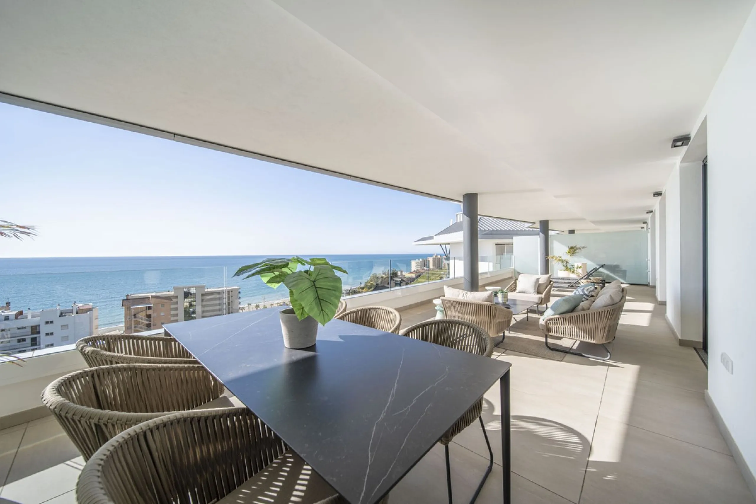 Apartment - Middle Floor Apartment в продаже в Fuengirola, Málaga. В доме 4 спален и 4 ванных комнат. Площадь дома 140 м²