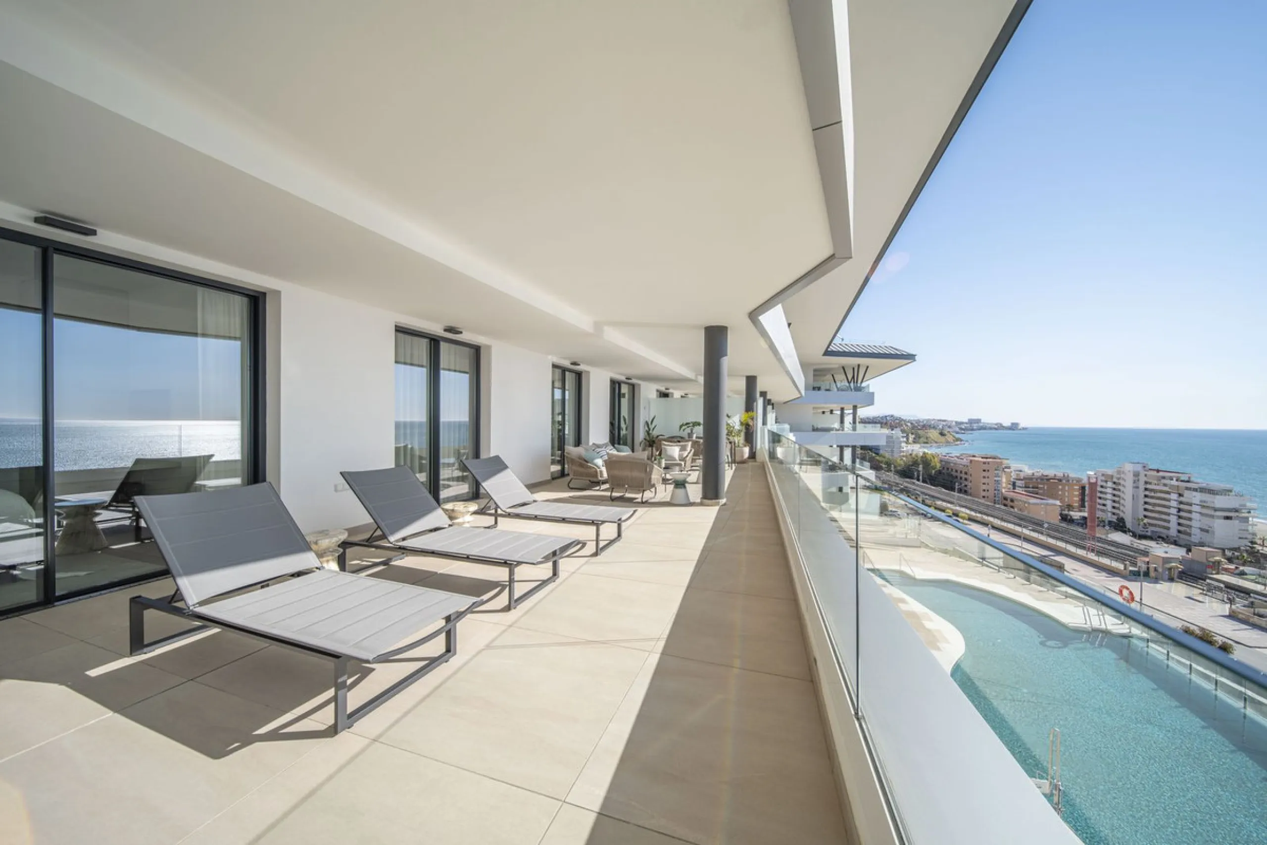Apartment - Middle Floor Apartment в продаже в Fuengirola, Málaga. В доме 4 спален и 4 ванных комнат. Площадь дома 140 м²