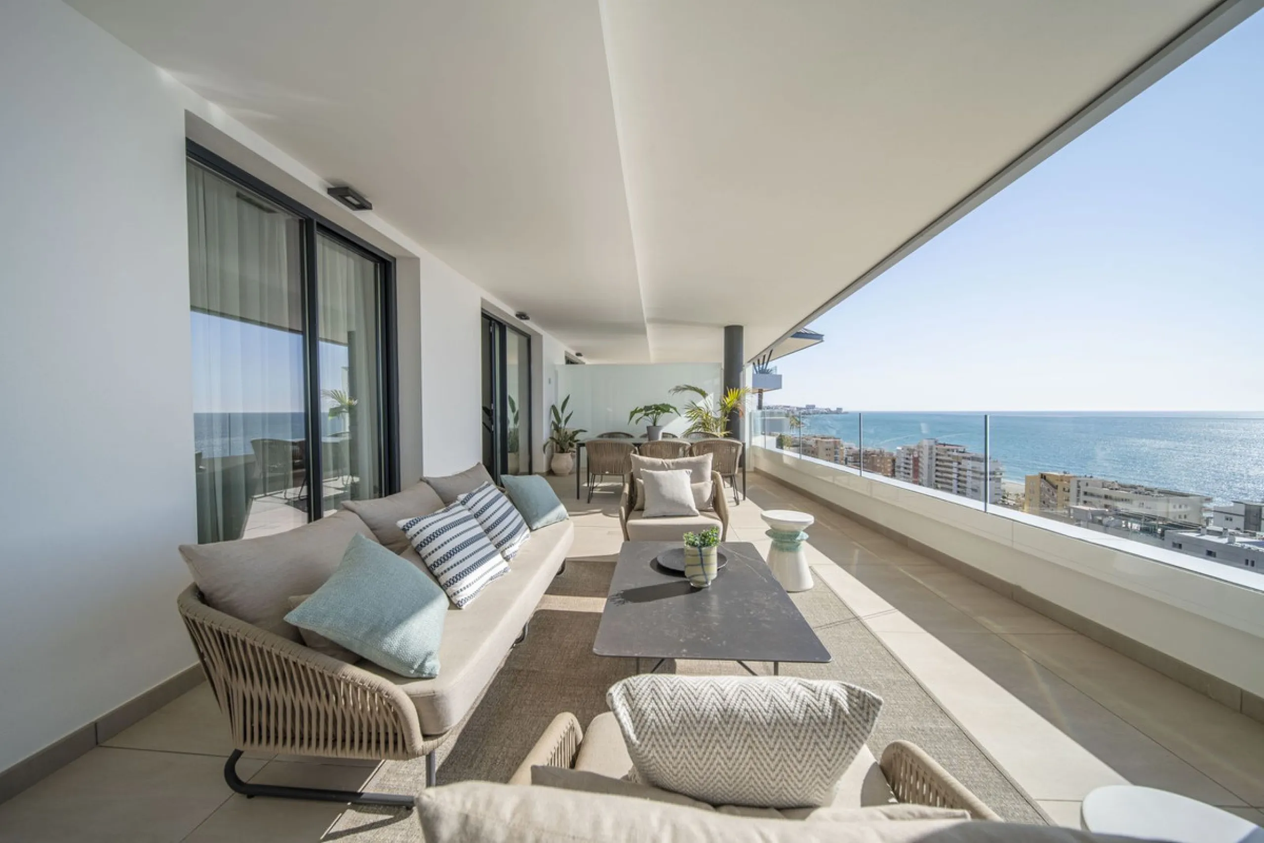 Apartment - Middle Floor Apartment в продаже в Fuengirola, Málaga. В доме 4 спален и 4 ванных комнат. Площадь дома 140 м²