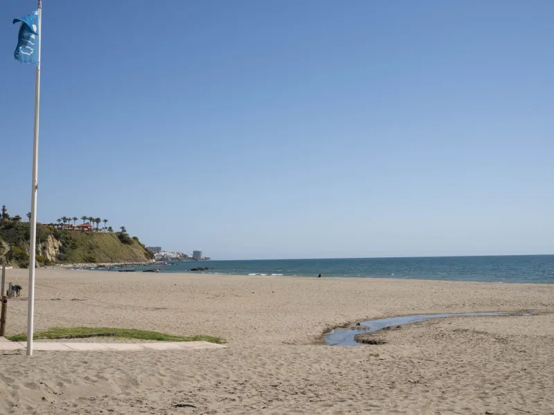 Apartment - Middle Floor Apartment в продаже в Fuengirola, Málaga. В доме 4 спален и 4 ванных комнат. Площадь дома 140 м²