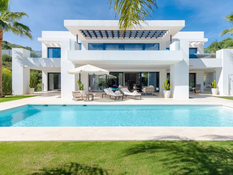 Located within an exclusive, fully gated residential community with 24-hour security, this outstanding contemporary villa occupies the largest plot in the development, offering exceptional privacy, generous space, and a prime setting. Set on an expansive 