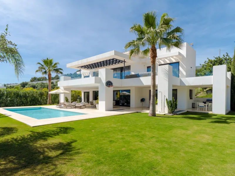 Located within an exclusive, fully gated residential community with 24-hour security, this outstanding contemporary villa occupies the largest plot in the development, offering exceptional privacy, generous space, and a prime setting. Set on an expansive 