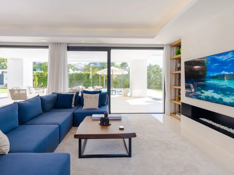 Located within an exclusive, fully gated residential community with 24-hour security, this outstanding contemporary villa occupies the largest plot in the development, offering exceptional privacy, generous space, and a prime setting. Set on an expansive 