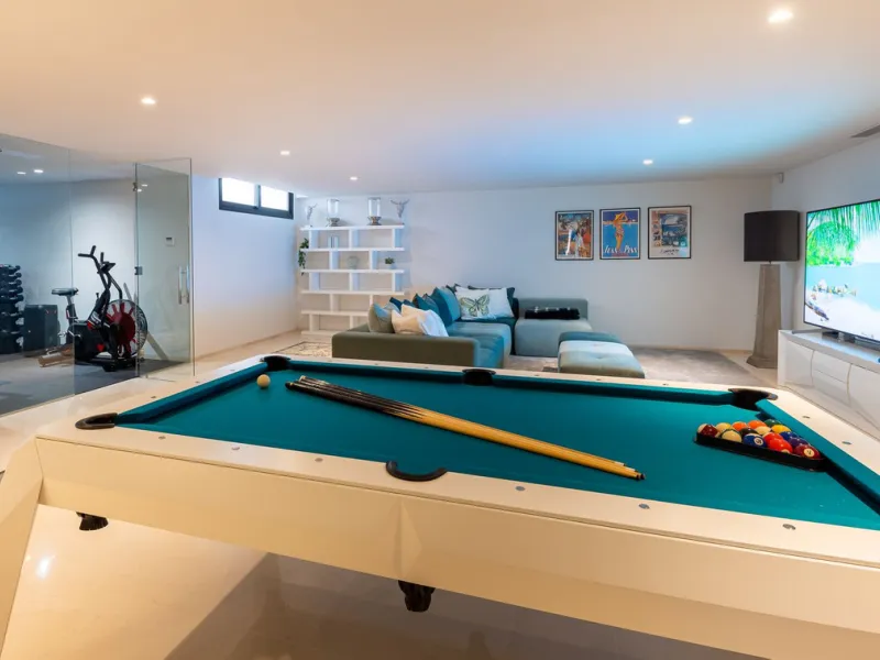 Located within an exclusive, fully gated residential community with 24-hour security, this outstanding contemporary villa occupies the largest plot in the development, offering exceptional privacy, generous space, and a prime setting. Set on an expansive 