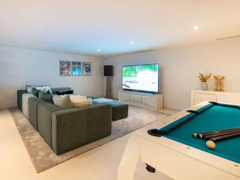 Located within an exclusive, fully gated residential community with 24-hour security, this outstanding contemporary villa occupies the largest plot in the development, offering exceptional privacy, generous space, and a prime setting. Set on an expansive 