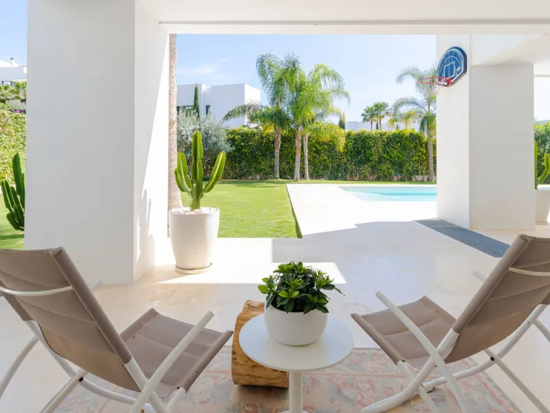 Located within an exclusive, fully gated residential community with 24-hour security, this outstanding contemporary villa occupies the largest plot in the development, offering exceptional privacy, generous space, and a prime setting. Set on an expansive 