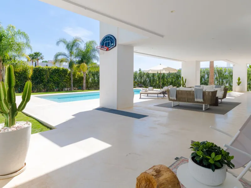 Located within an exclusive, fully gated residential community with 24-hour security, this outstanding contemporary villa occupies the largest plot in the development, offering exceptional privacy, generous space, and a prime setting. Set on an expansive 