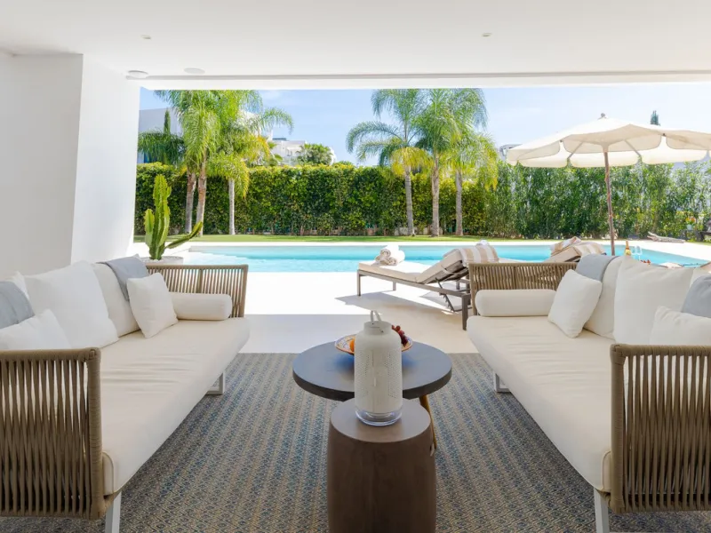 Located within an exclusive, fully gated residential community with 24-hour security, this outstanding contemporary villa occupies the largest plot in the development, offering exceptional privacy, generous space, and a prime setting. Set on an expansive 