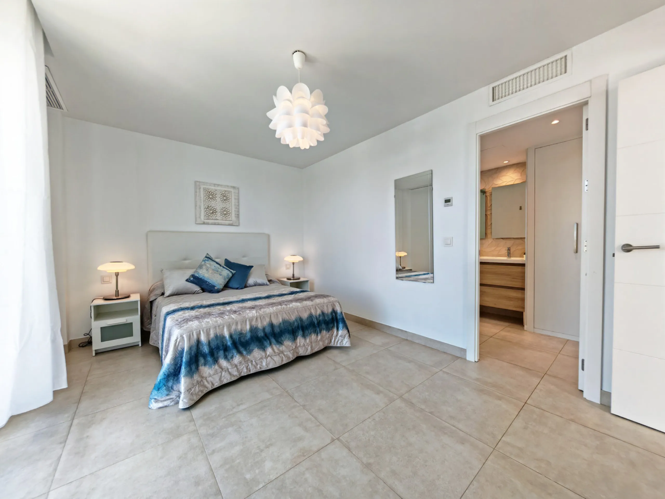 Apartment - Middle Floor Apartment в продаже в Mijas, Málaga. В доме 3 спален и 2 ванных комнат. Площадь дома 112 м²