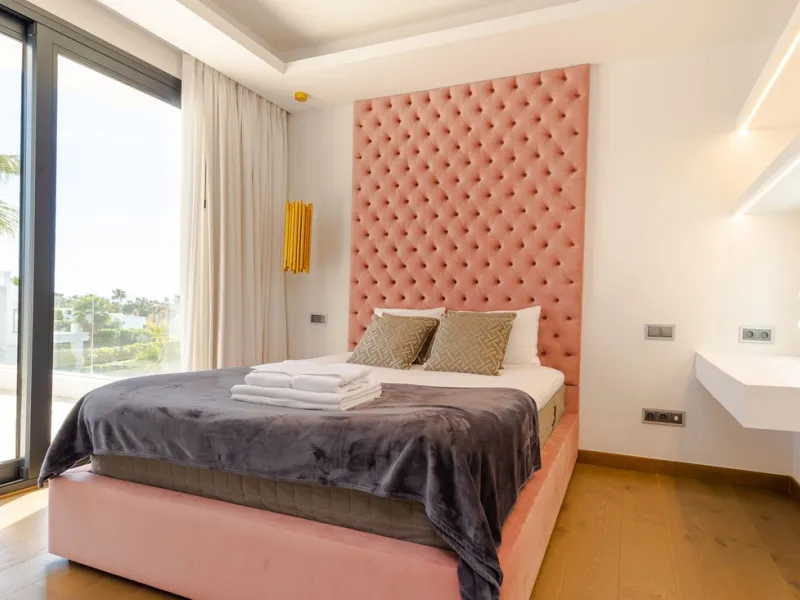 Located within an exclusive, fully gated residential community with 24-hour security, this outstanding contemporary villa occupies the largest plot in the development, offering exceptional privacy, generous space, and a prime setting. Set on an expansive 