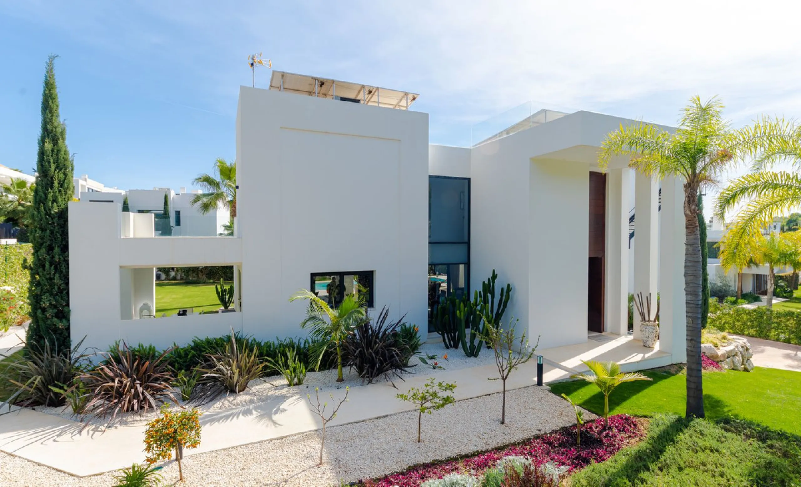 Located within an exclusive, fully gated residential community with 24-hour security, this outstanding contemporary villa occupies the largest plot in the development, offering exceptional privacy, generous space, and a prime setting. Set on an expansive 
