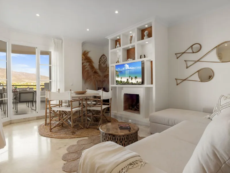 Modern 2-Bedroom Apartment with spectacular Sea & Mountain Views in Señorio de Aloha, Nueva Andalucía