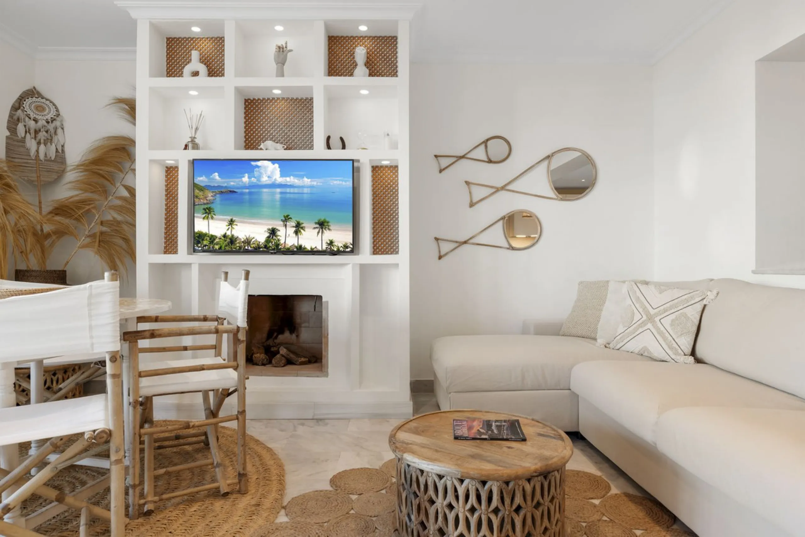 Modern 2-Bedroom Apartment with spectacular Sea & Mountain Views in Señorio de Aloha, Nueva Andalucía