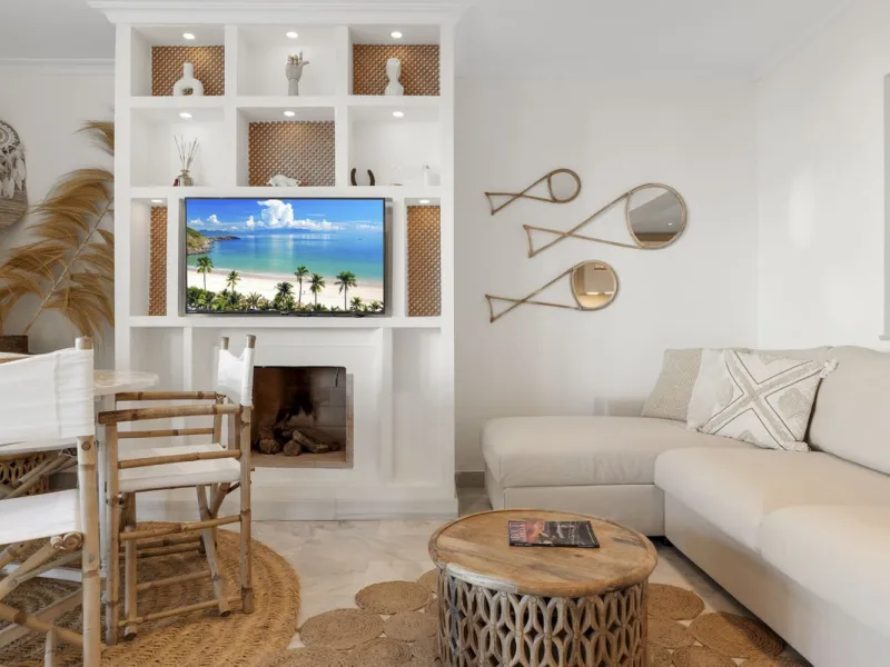 Modern 2-Bedroom Apartment with spectacular Sea & Mountain Views in Señorio de Aloha, Nueva Andalucía
