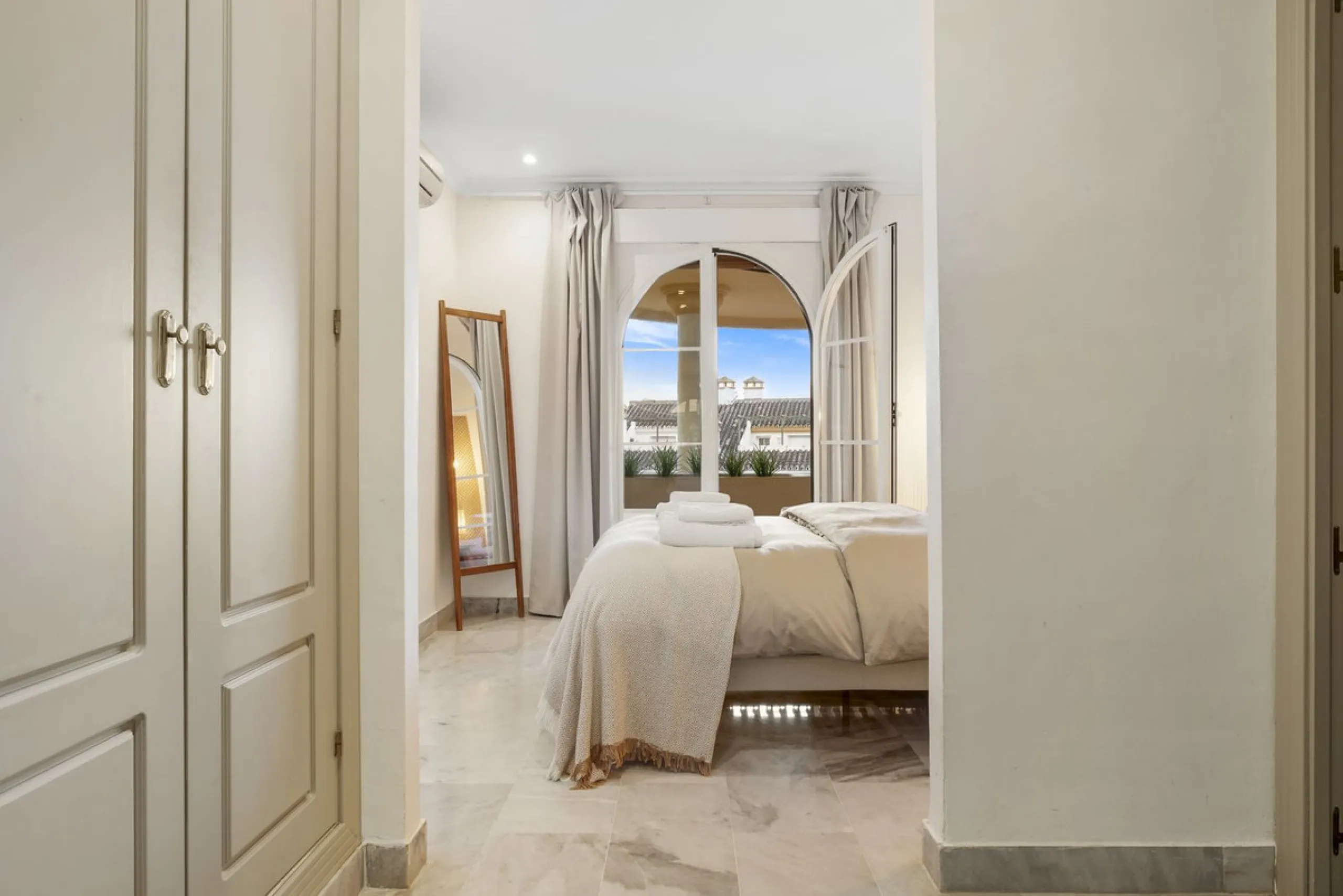 Modern 2-Bedroom Apartment with spectacular Sea & Mountain Views in Señorio de Aloha, Nueva Andalucía