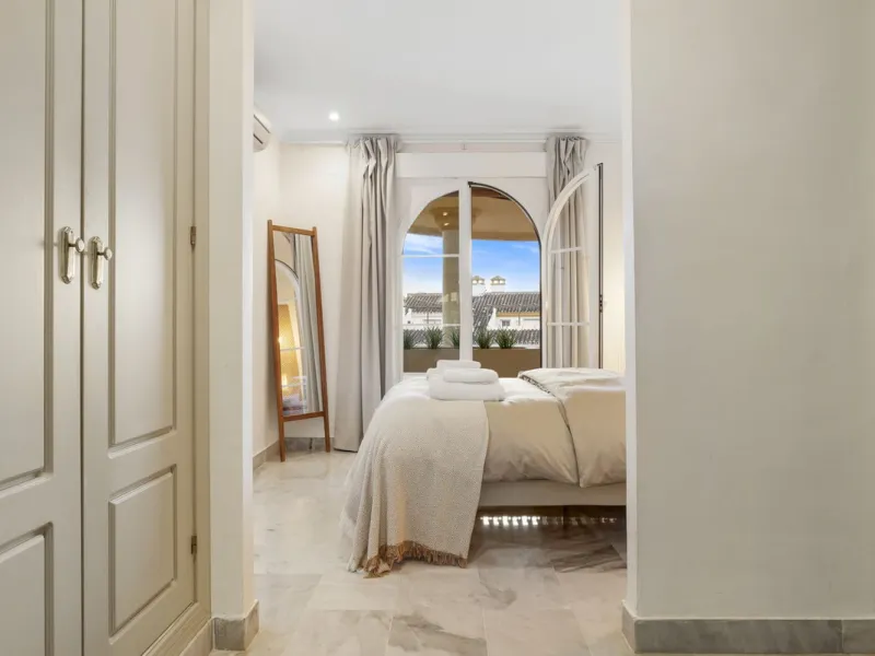 Modern 2-Bedroom Apartment with spectacular Sea & Mountain Views in Señorio de Aloha, Nueva Andalucía