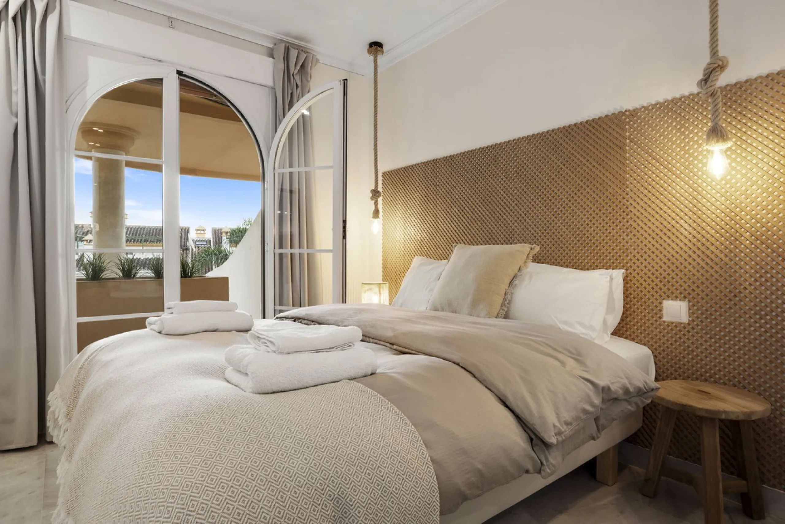 Modern 2-Bedroom Apartment with spectacular Sea & Mountain Views in Señorio de Aloha, Nueva Andalucía