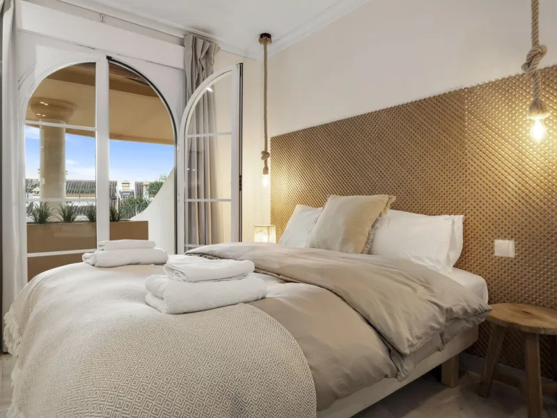 Modern 2-Bedroom Apartment with spectacular Sea & Mountain Views in Señorio de Aloha, Nueva Andalucía