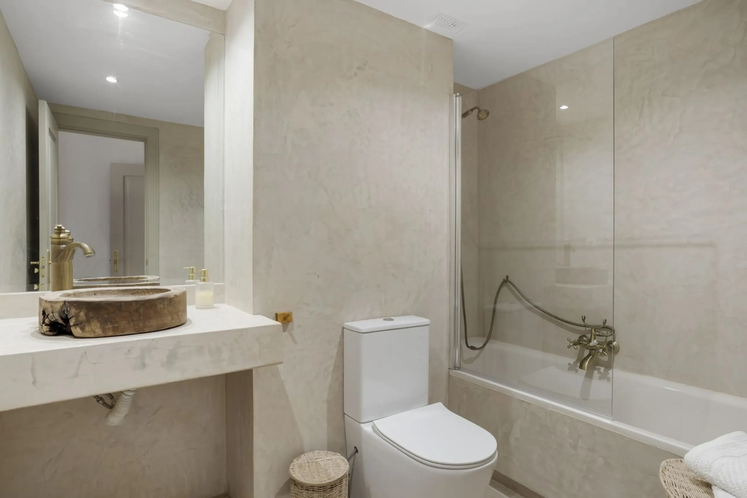 Modern 2-Bedroom Apartment with spectacular Sea & Mountain Views in Señorio de Aloha, Nueva Andalucía
